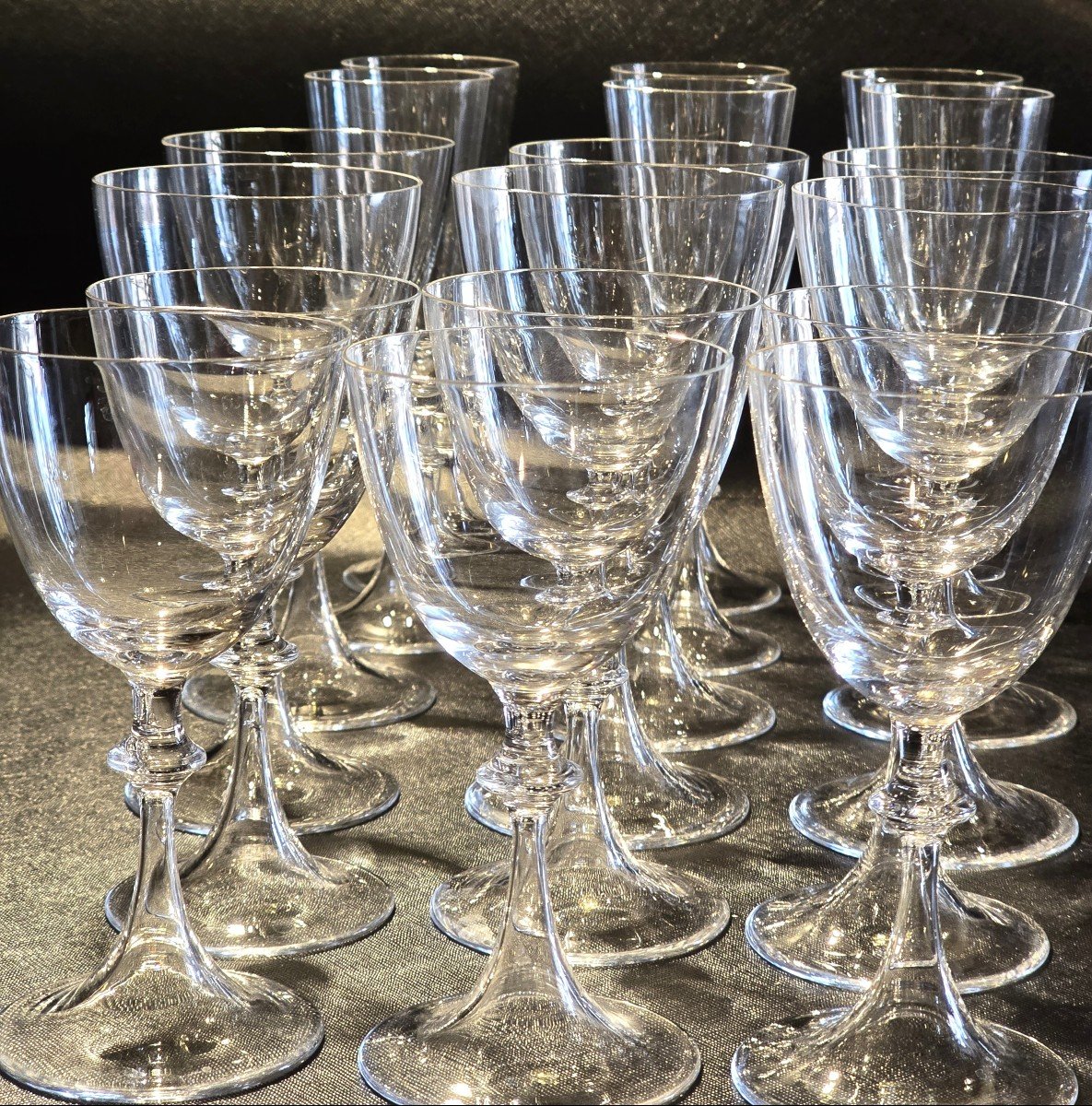 Lot De 18 Verres Anciens En Verre Soufflé : 6 Pour l'Eau, 6 Pour Le Vin Et 6 Flûtes à Champagne