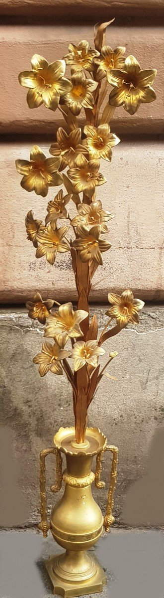 Palm Holder In Bronze With Long Branch Of Lily Flowers