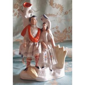 Statuette XIX S En Faience Polychrome Du Staffordshire Couple En Costume Ecossais