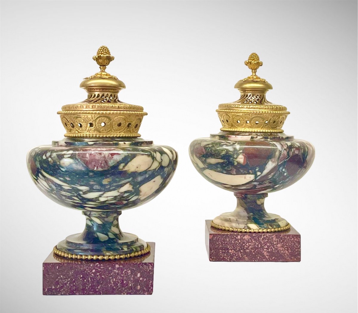 Paire De Brûle-Parfums D’époque Louis XVI En Marbre Brèche, Porphyre Et Bronze Doré. 