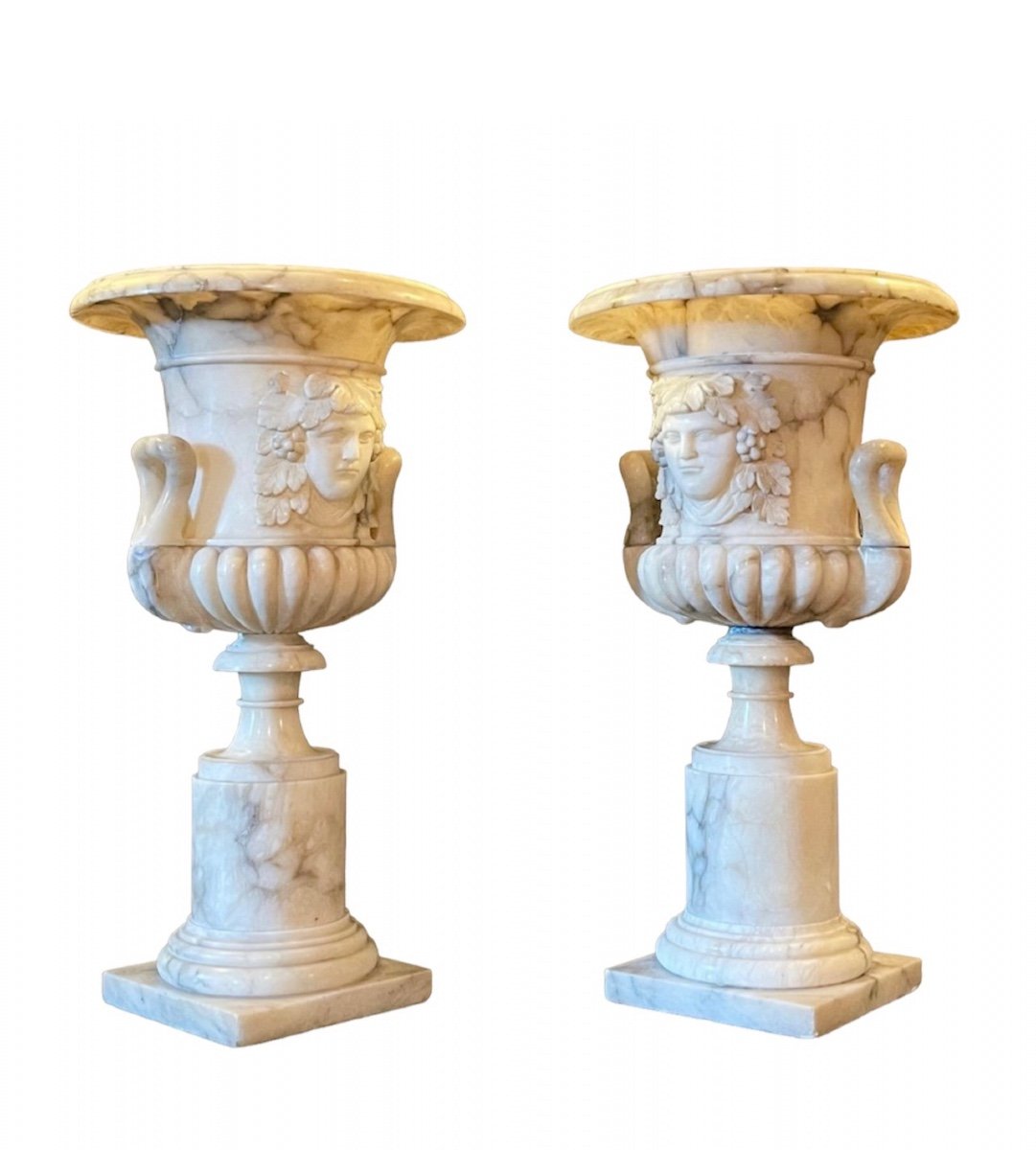 Paire De Grands Vases Médicis En Albâtre Fleuri Sculpté. Deuxième Moitié Du XIXe Siècle. 