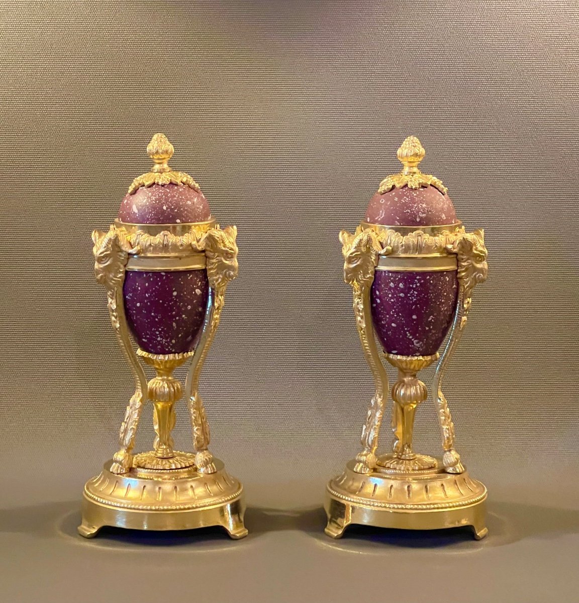 Paire De Petites Cassolettes En Athénienne En Bronze Doré Et Porphyre De Style Louis XVI. -photo-2