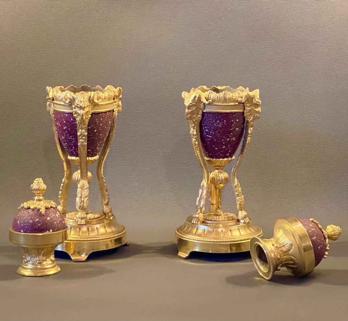 Paire De Petites Cassolettes En Athénienne En Bronze Doré Et Porphyre De Style Louis XVI. -photo-1