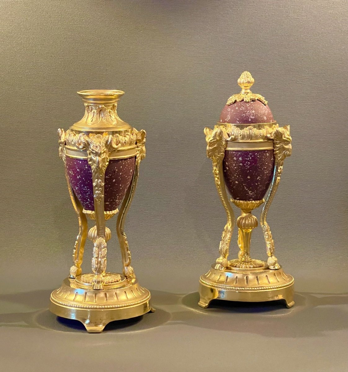 Paire De Petites Cassolettes En Athénienne En Bronze Doré Et Porphyre De Style Louis XVI. 