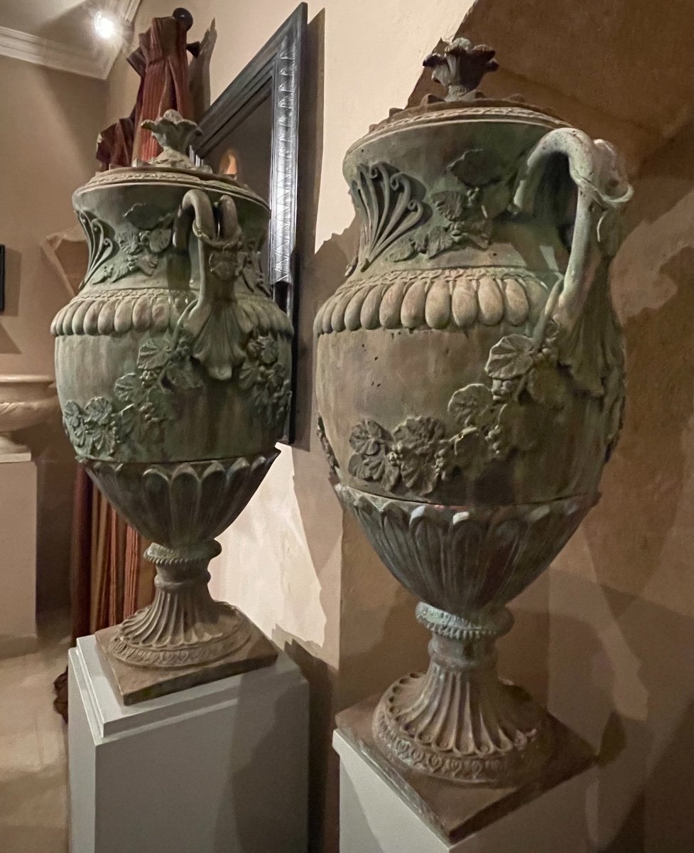 Monumentale Paire De Vases Couverts Louis XVI En Terre Cuite. -photo-3