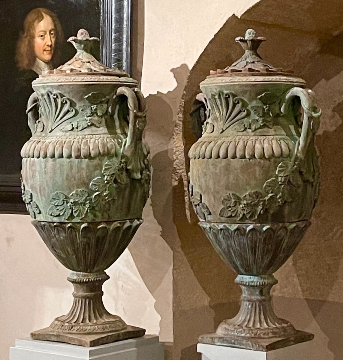 Monumentale Paire De Vases Couverts Louis XVI En Terre Cuite. 