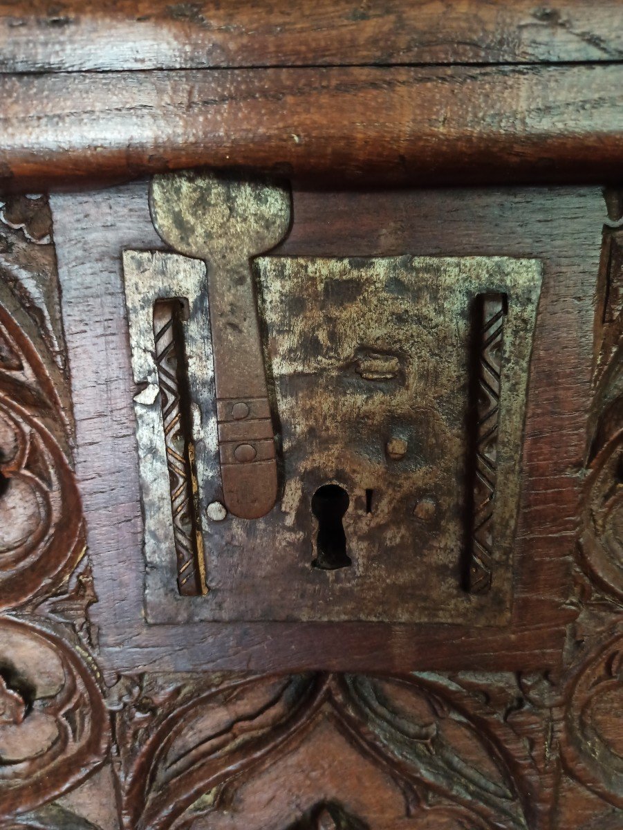 Small Gothic Chest, 16th Century-photo-3