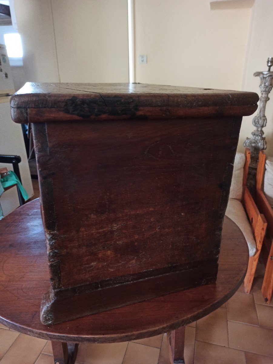 Small Gothic Chest, 16th Century-photo-3