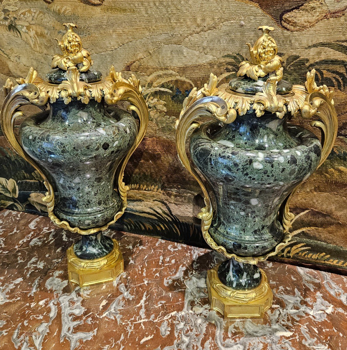 Importante Paire De Vases Couverts En Marbre De Style Louis XV XIX ème-photo-3