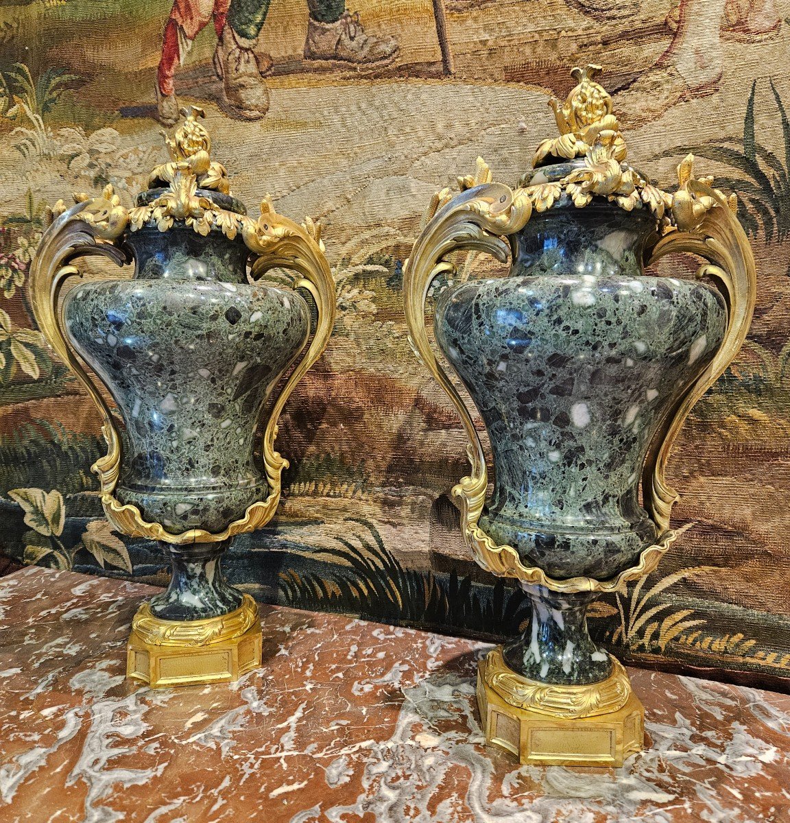 Importante Paire De Vases Couverts En Marbre De Style Louis XV XIX ème