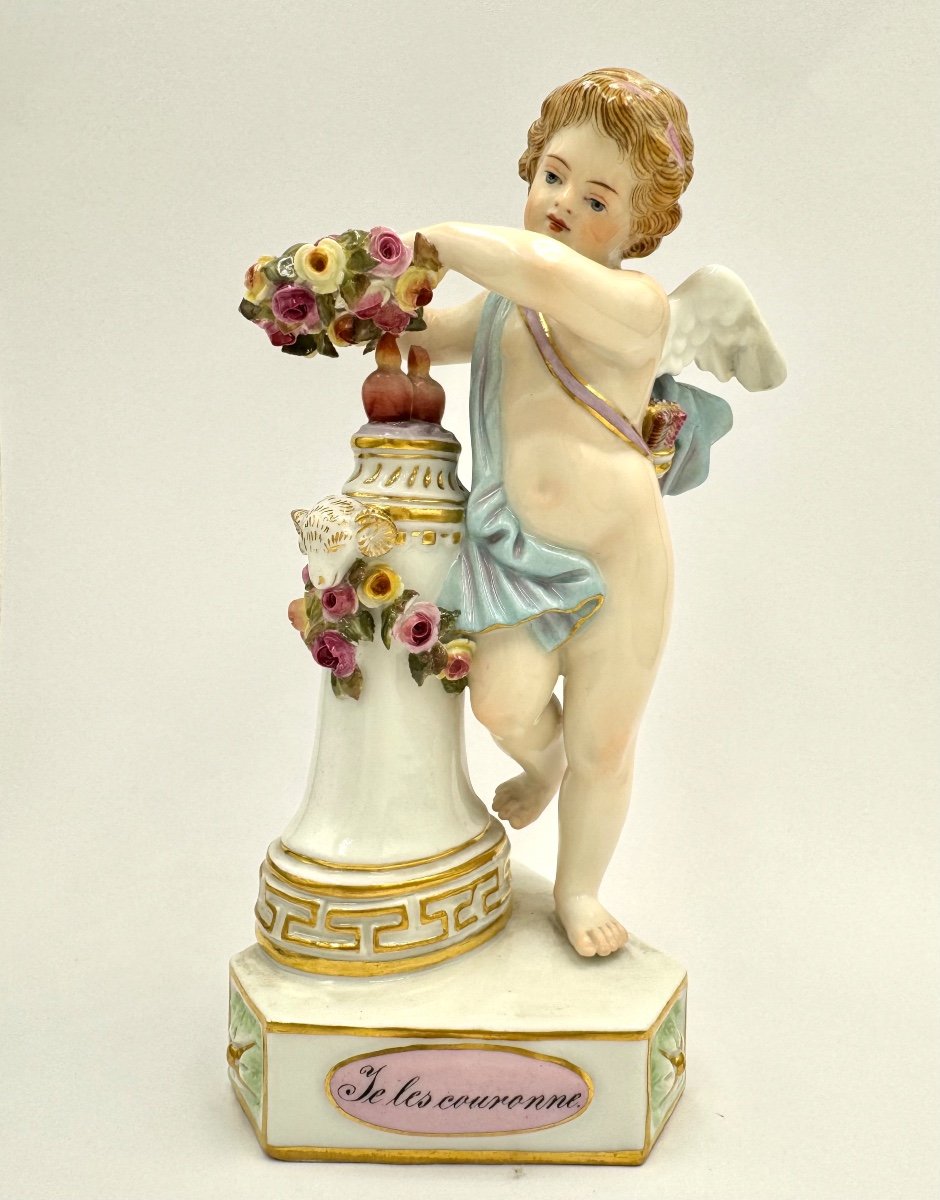 Meissen Figure De Cupidon En Porcelaine "Je Les Couronne”