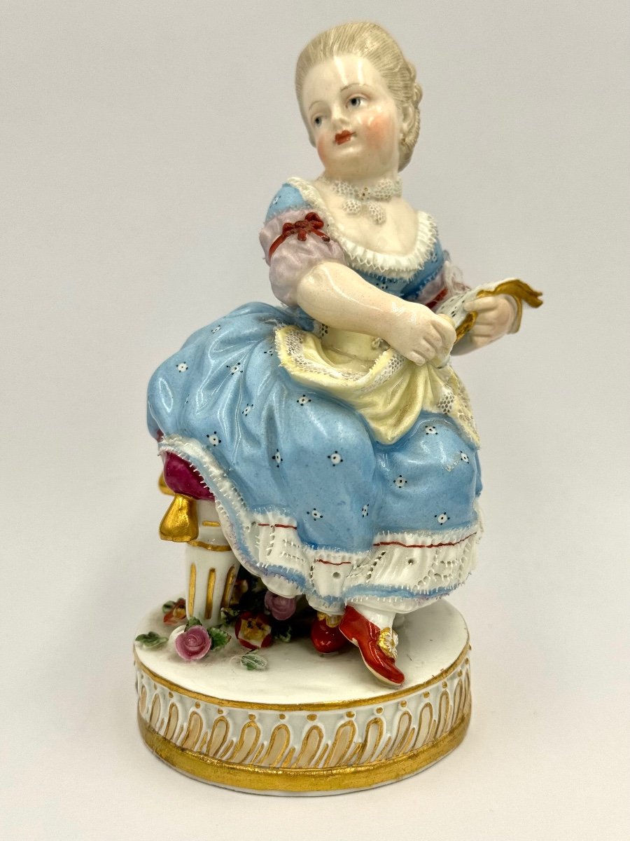 Figurine En Porcelaine De Meissen,  fille Avec Un Livre