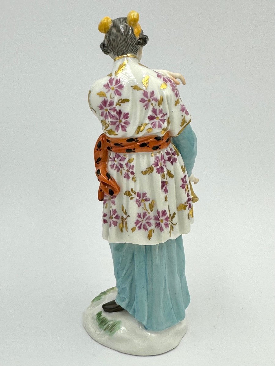 Meissen - Japanese Woman With A Bell-photo-1