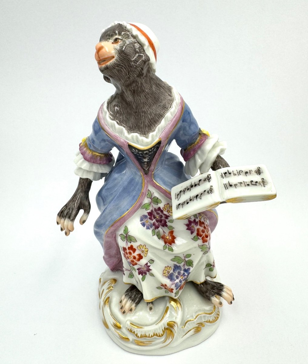 Meissen Figure En Porcelaine - Singe En Tant Que Chanteuse De L’orchestre De Singes