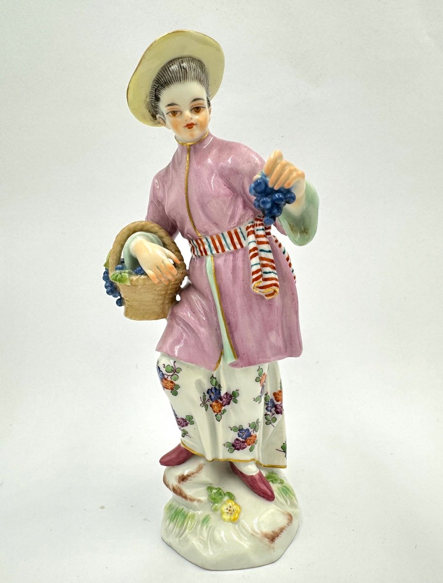 Meissen -  Femme Japonaise Avec Panier à Raisins