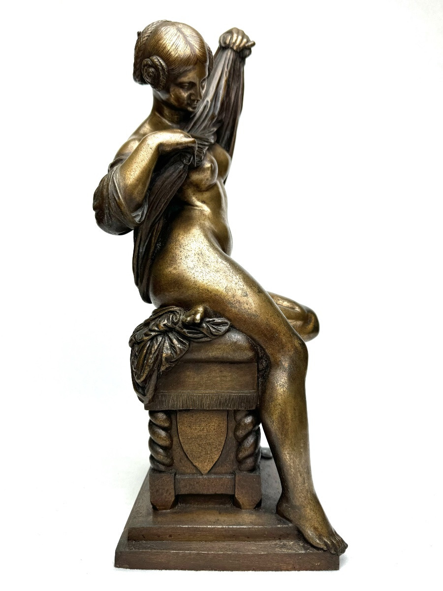 Sculpture En Bronze Femme Assise Se Déshabillant-photo-3