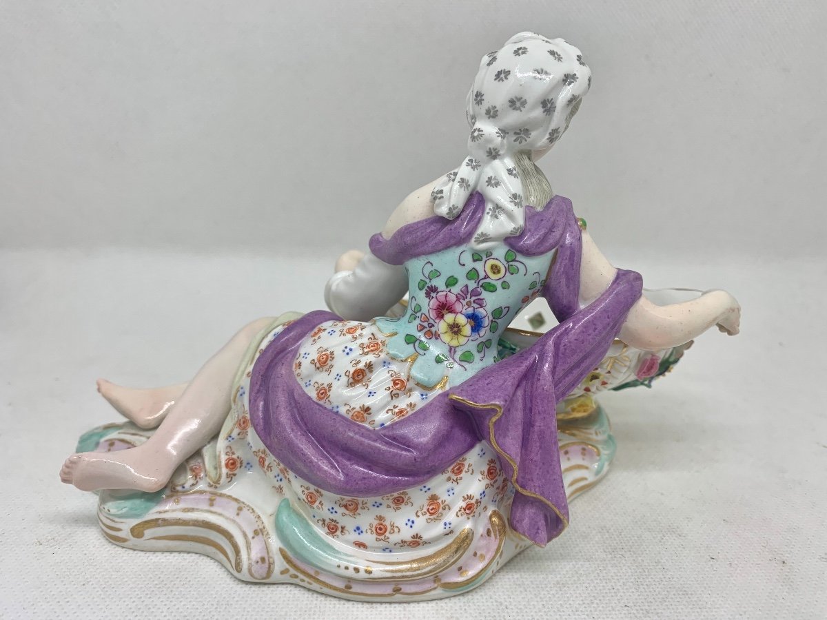 Meissen - Figurine d'une dame allongée.-photo-3