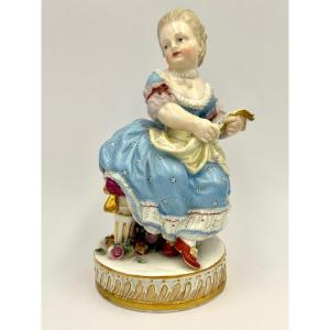 Figurine En Porcelaine De Meissen,  fille Avec Un Livre