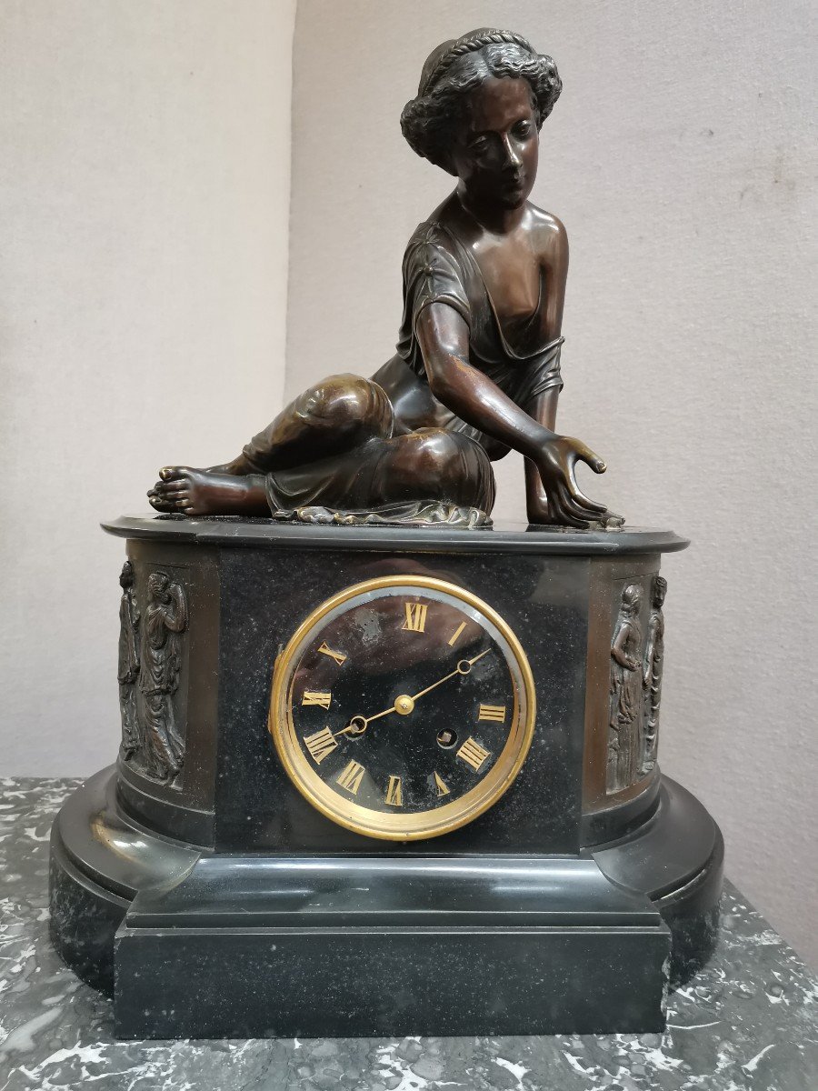 Pendule Napoléon III. Bronze " La Femme Aux Osselets" 