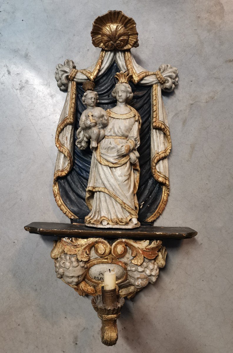 Vierge à l' Enfant Dans Une Chapelle. Bois Sculpté 18ème S