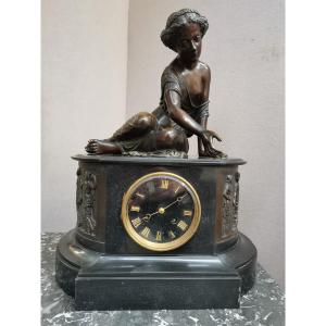 Pendule Napoléon III. Bronze " La Femme Aux Osselets" 