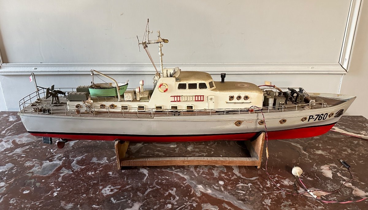 Maquette De Bateau De Guerre à Moteur. Vedette De Surveillance Côtière. -photo-1