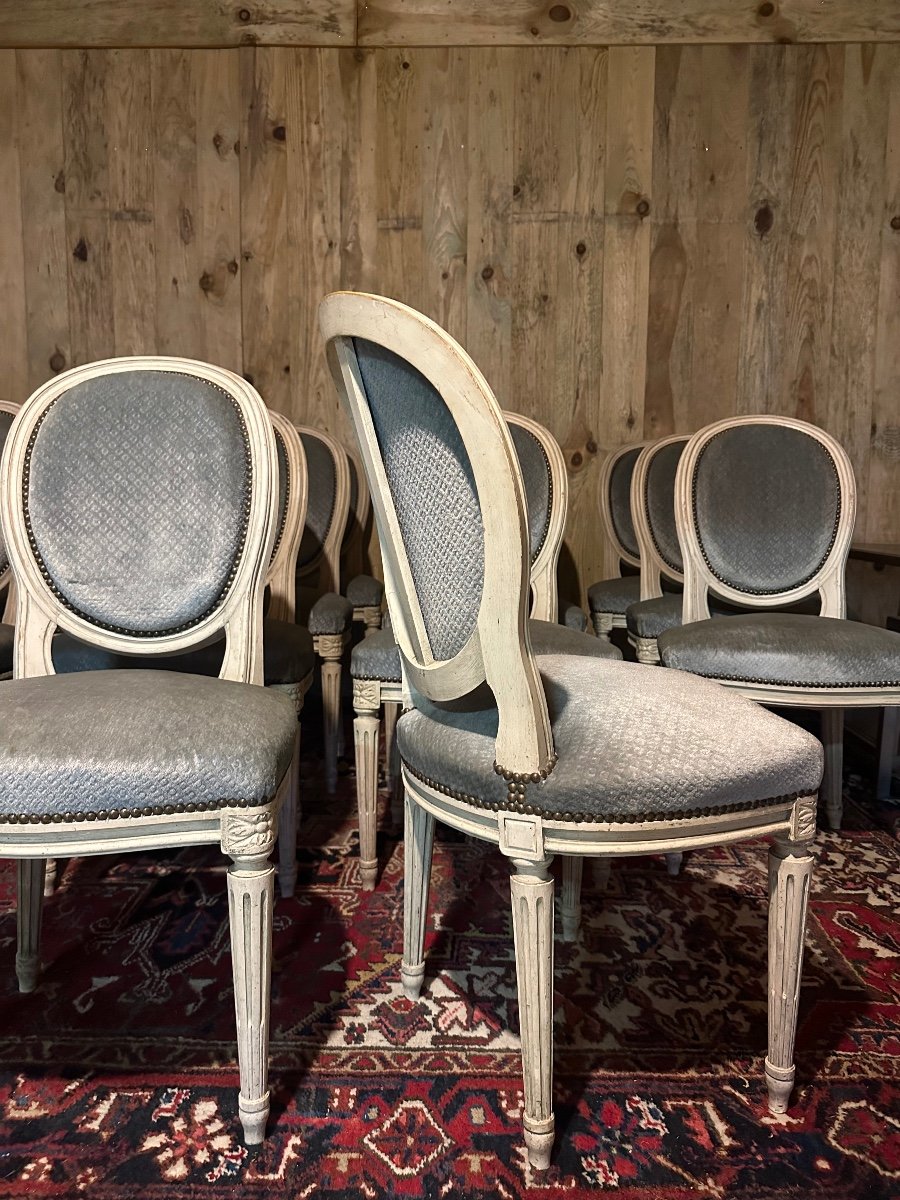 Suite De 18 Chaises à Médaillons De Style Louis XVI. -photo-1