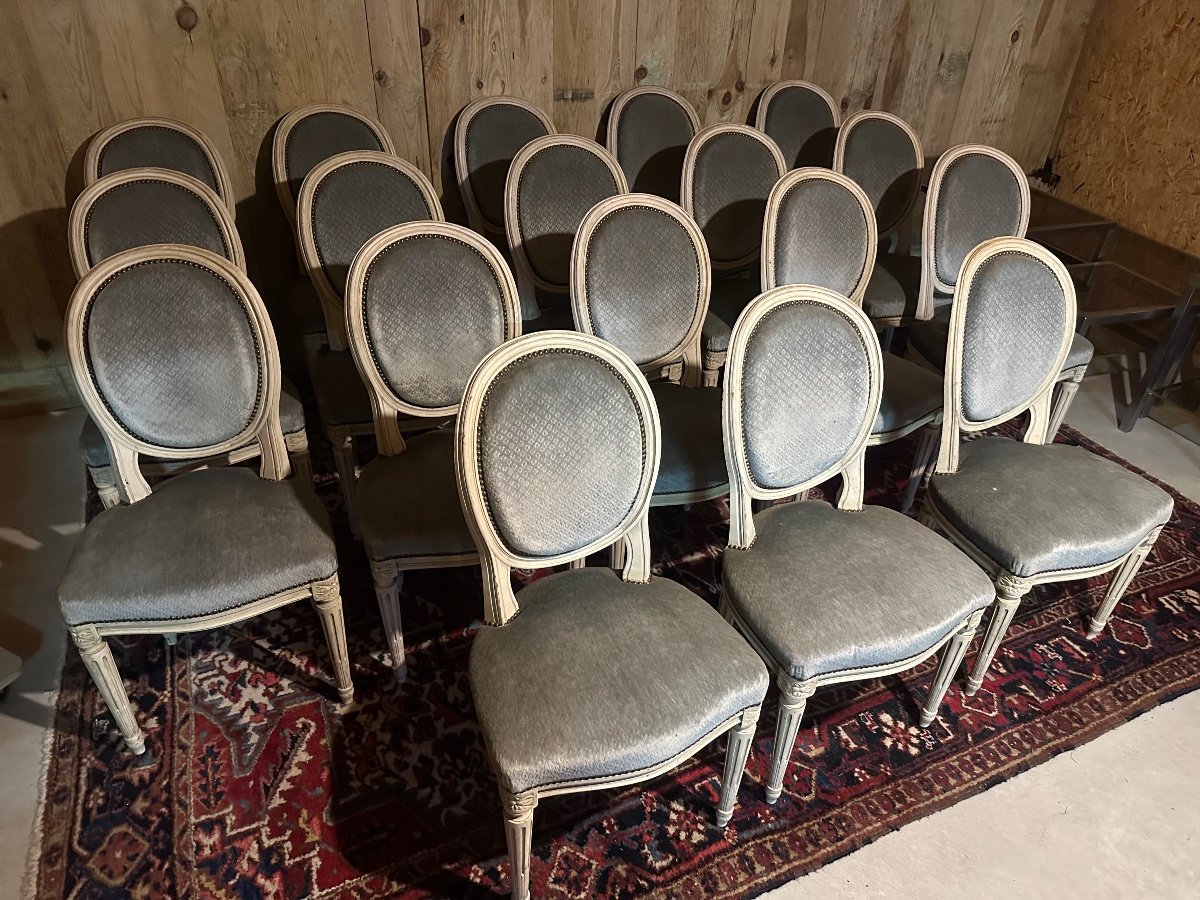 Suite De 18 Chaises à Médaillons De Style Louis XVI. 