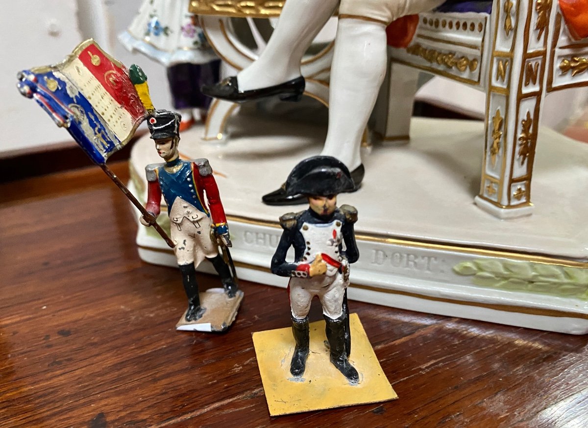 Set Of 2 Porcelain Subjects And Two Lead Soldiers-photo-2