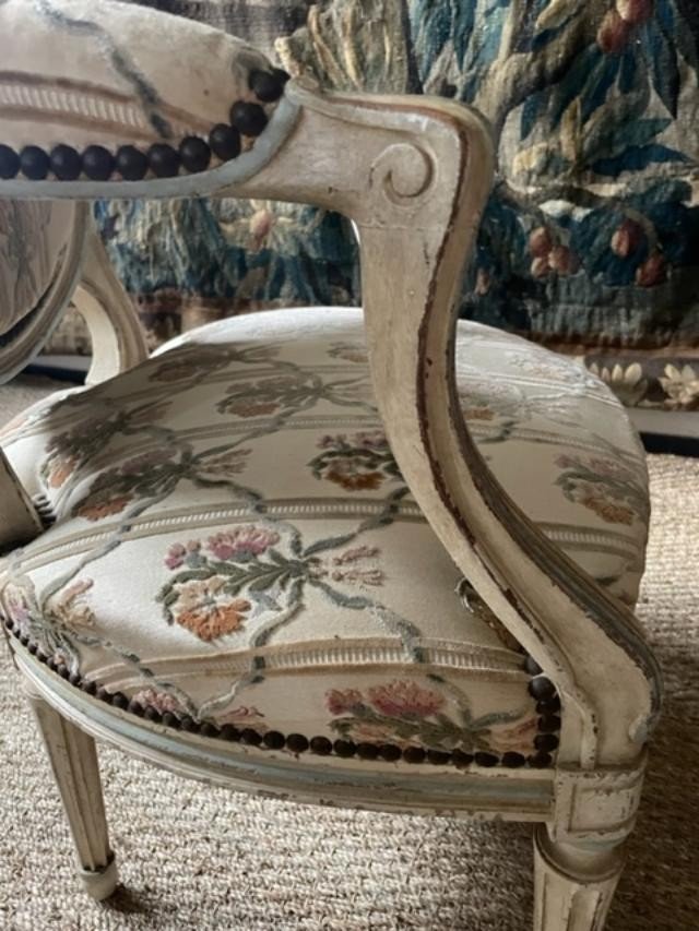 Paire de fauteuils m&eacute;daillons de style Louis XVI en bois peint-photo-5