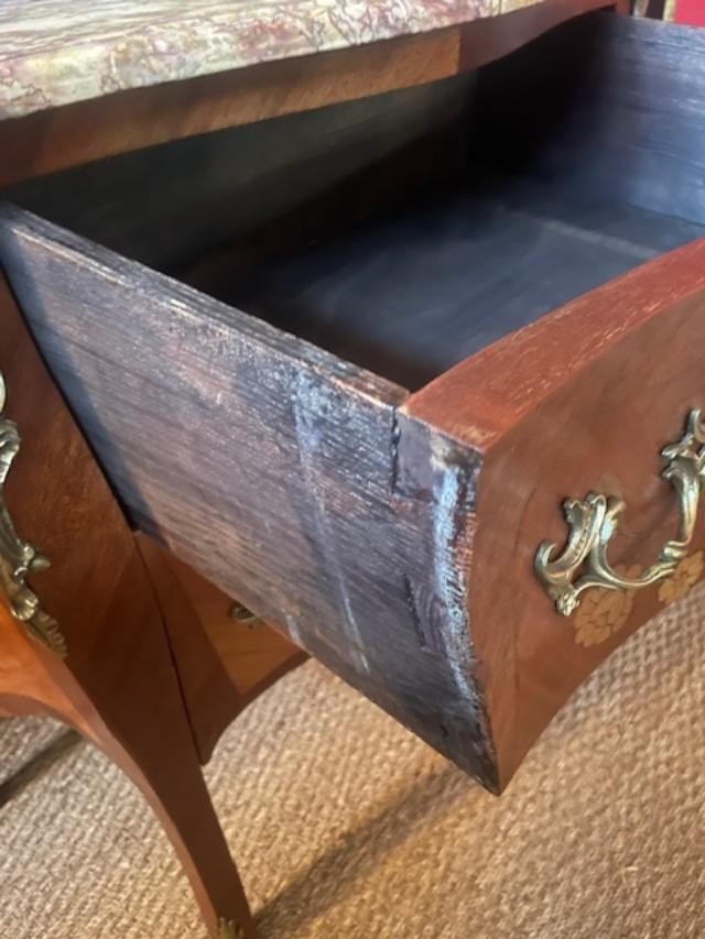 Petite commode d&#039;entre deux de style Louis XV-photo-4