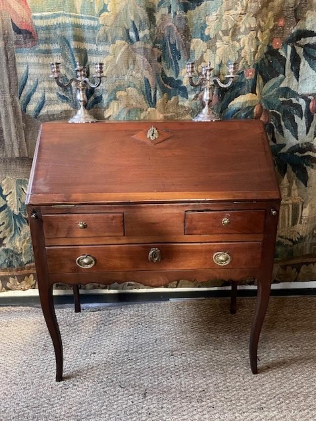 Elegant Donkey Back Secretary In Solid Mahogany From The 18th Century