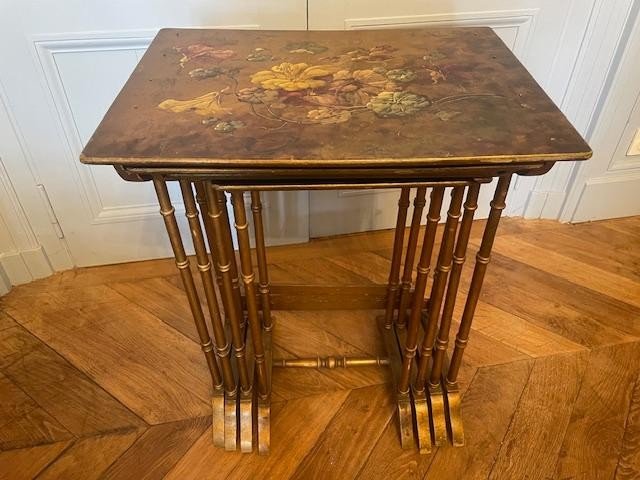 Bel ensemble de quatre tables gigognes en bois doré-photo-2