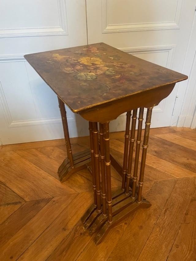 Bel ensemble de quatre tables gigognes en bois doré-photo-3