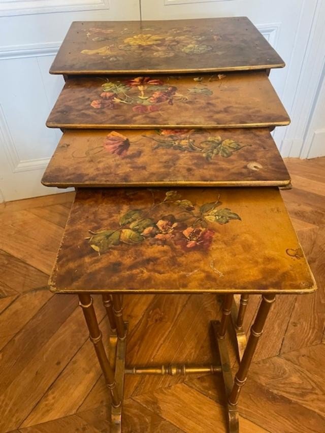 Bel ensemble de quatre tables gigognes en bois doré