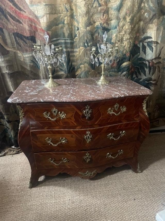 Commode galb&eacute;e toutes faces en marqueterie d&#039;&eacute;poque Louis XV