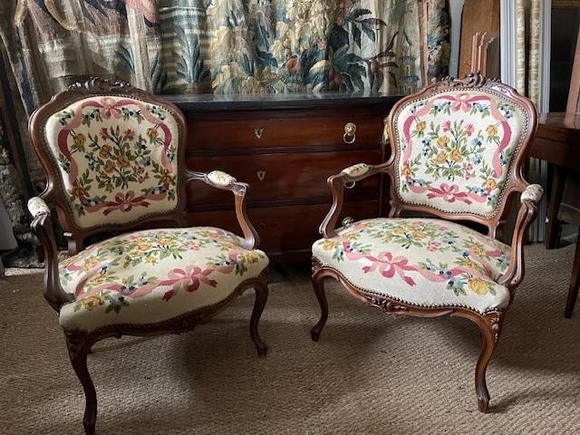 Paire de fauteuils en bois naturel de style Louis XV