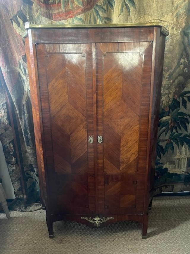 Armoire en placage de bois de violette et palissandre  de style Louis XVI