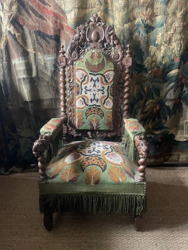 Fauteuil d'apparat néogothique en bois sculpté