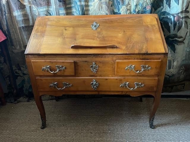 Bureau de pente en bois fruitier d'époque Louis XV , milieu du 18 ème siècle