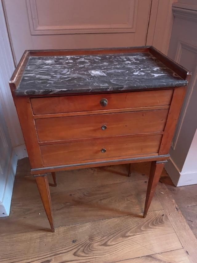 Petite commode d&#039;entre deux ou chiffonni&egrave;re en acajou blond d&#039;&eacute;poque Louis XVI