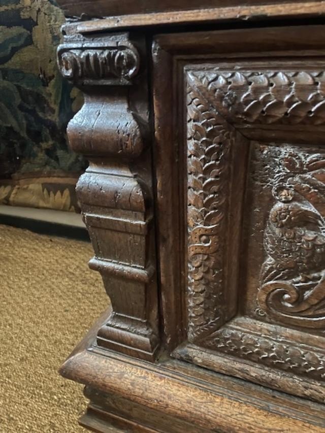 17th Century Carved And Molded Oak Chest-photo-4