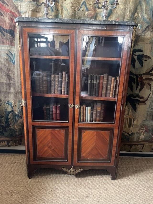 Petite bibliothèque / vitrine en marqueterie en partie d'époque Louis XVI