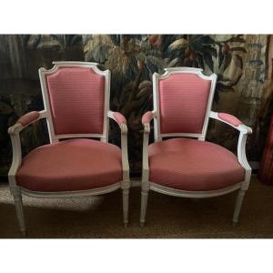 Paire de fauteuils chapeau de gendarme d&#039;&eacute;poque Louis XVI