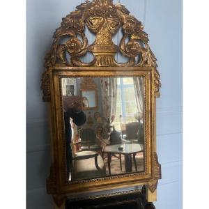 Miroir en bois doré et sculpté de style Louis XVI