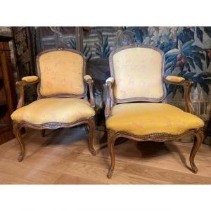 Paire de fauteuils de style Louis XV en bois naturel