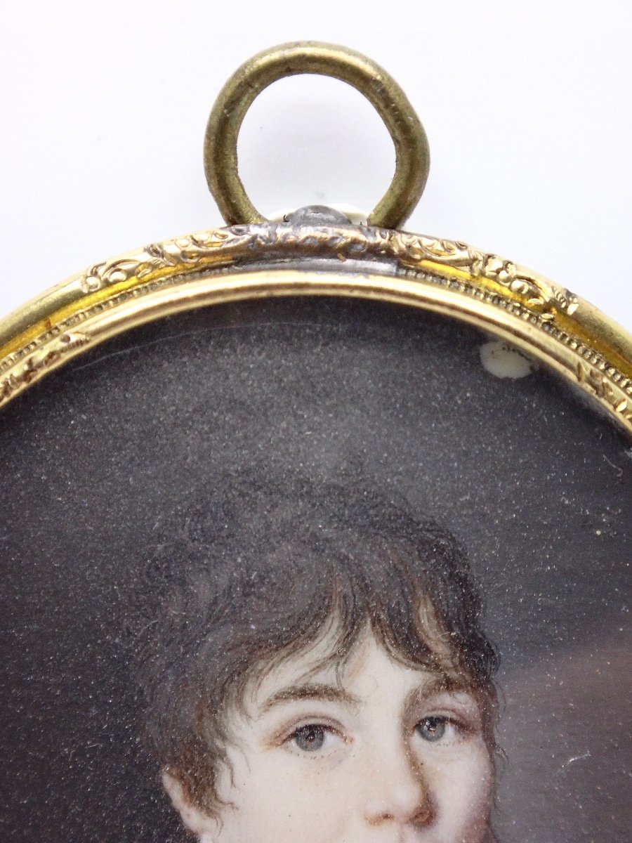 Miniature portrait en médaillon d'un enfant garçon époque XIXe-photo-1