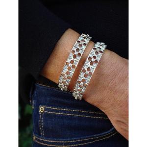 Paire de Bracelets manchette en OR et Diamants décor à frise en étoile fleurie vers 1930