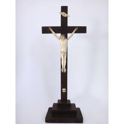 Crucifix Christ Janseniste en os sculpté  Epoque XVIIIeme