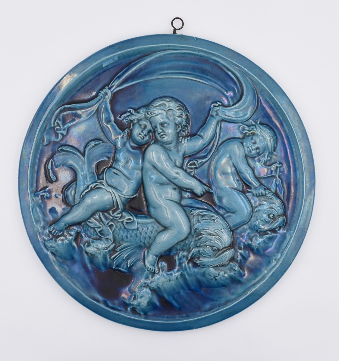 Tondo In Enamelled Earthenware 19th Decorated With 3 Putti In The Taste Clément Massier Diam: 41.5 Cm